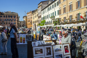 Ve středověku se na Piazza Navonna konal římský trh, dnes patří náměstí především malířům všech možných žánrů – a samozřejmě turistům i Římanům, pro které je stále jedním z nejoblíbenějších míst k nezávaznému korzování